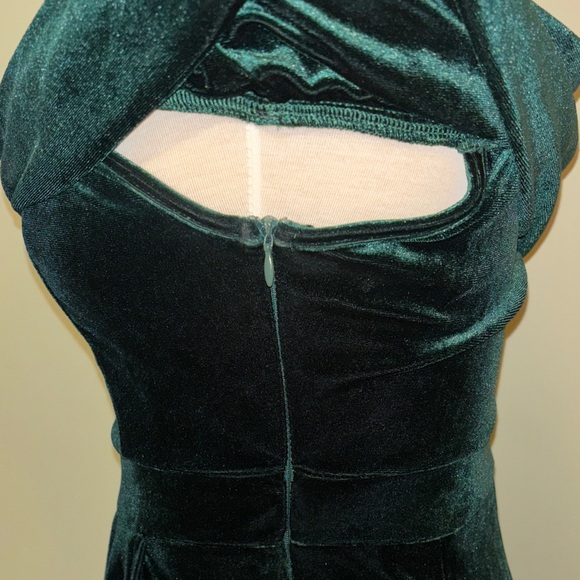 Elegant Off-Shoulder Green Velvet Dress - Picture 6 of 8